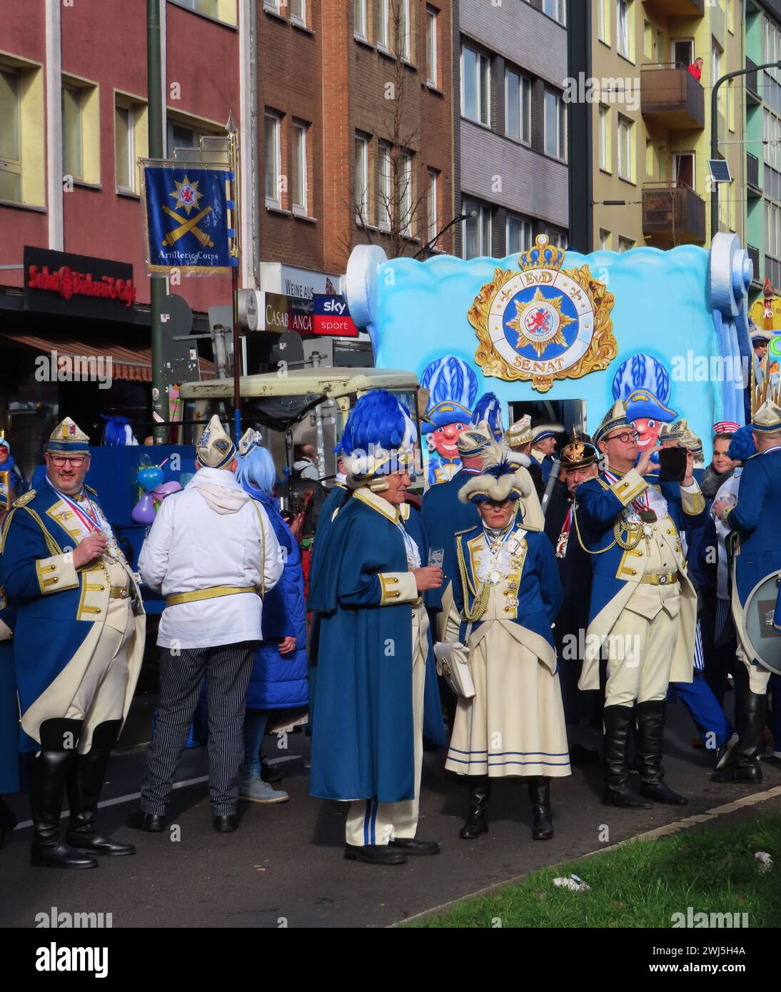 Blau - Weiss - so praesentiert sich die Elf vom Doerp Senat - kurz EvD genannt im Duesseldorfer Karneval Duesseldorf Karneval 2024 Elf vom Doerp Senat *** Blue and white is how the Elf vom Doerp Senat, or EvD for short, presents itself at the Duesseldorf Carnival Duesseldorf Carnival 2024 Elf vom Doerp Senat Stock Photo