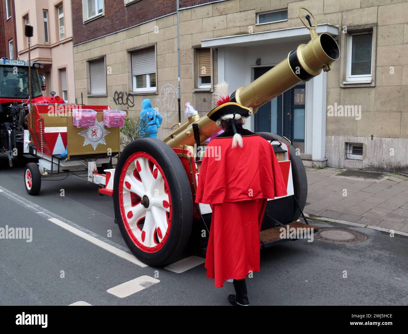 Die Dicke Berta ist es nicht - nur die Konfetti - Kamellen Kanone der Prinzengarde Rot-Weiss Duesseldorf Karneval 2024 Prinzengarde mit Kanone *** Fat Berta is not just the confetti doughnut cannon of the Prinzengarde Rot Weiss Duesseldorf Carnival 2024 Prinzengarde with cannon Stock Photo