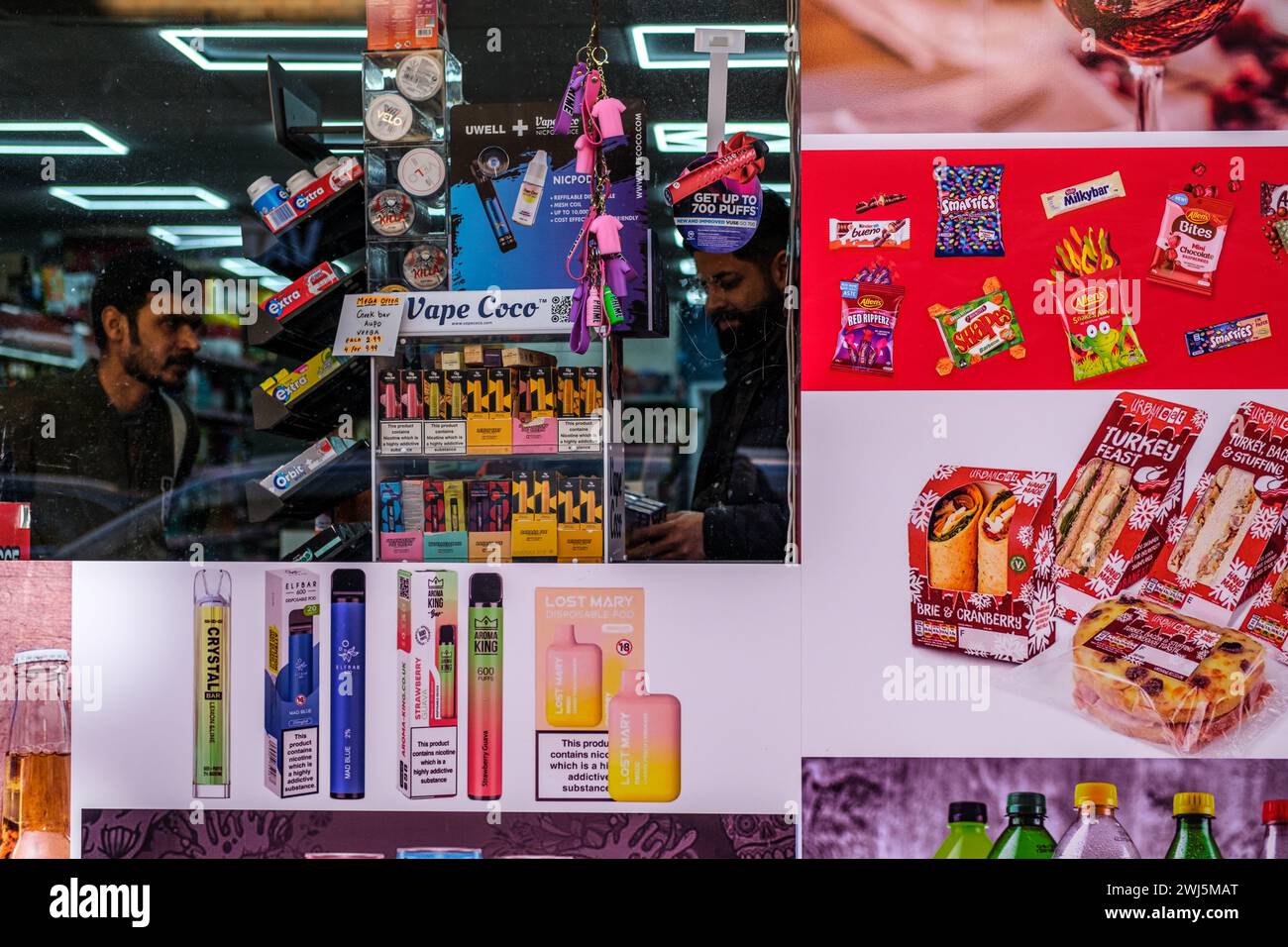 corner shops that sell vapes Vapes supermarket hi-res stock photography and images