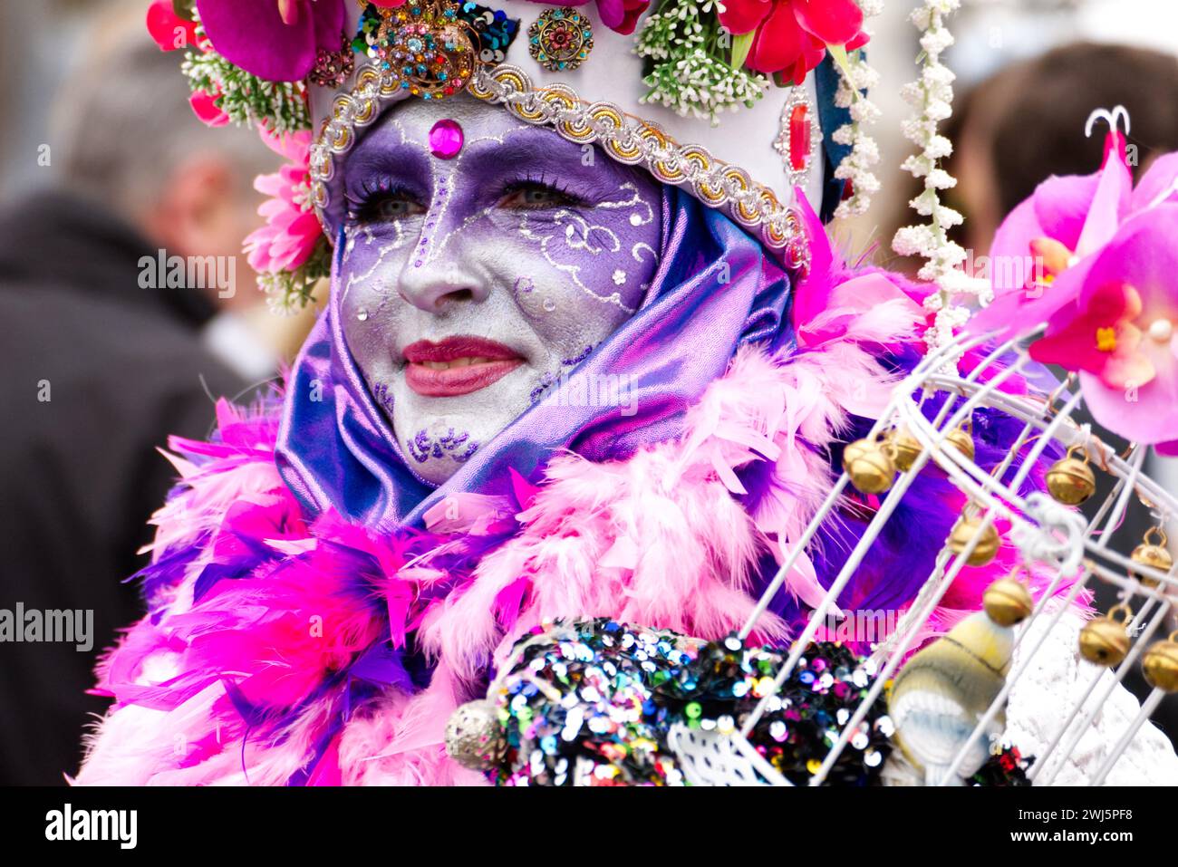 Maastricht, The Netherlands. 11th February 2024. A woman with colourful face paint and a striking costume taking part in the parade in Maastricht on Carnival Sunday. Anna Carpendale/Alamy Live News Stock Photo