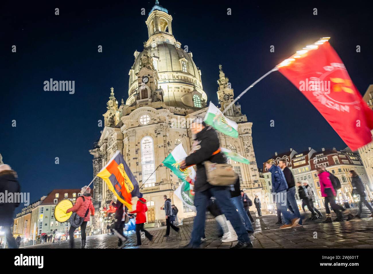 Demonstration in Dresden Die rechtsextremistische Kleinstpartei Freie Sachsen veranstaltete anlässlich des 13. Februars und der Zerstörung Dresdens im 2. Weltkrieg, eine Demonstration und zogen mit revanchistischen und Phantasiefahnen und Lautsprechern durch die Dresdner Innenstadt, vor die Frauenkirche. Dabei wurden geschichtliche Tatsachen verdreht, Verschwörungstheorien geäußert und den Rechtsstaat gefährdende Losungen gerufen Dresden Sachsen Deutschland *** Demonstration in Dresden The small right-wing extremist party Free Saxony organized a demonstration on the occasion of February 13 and Stock Photo