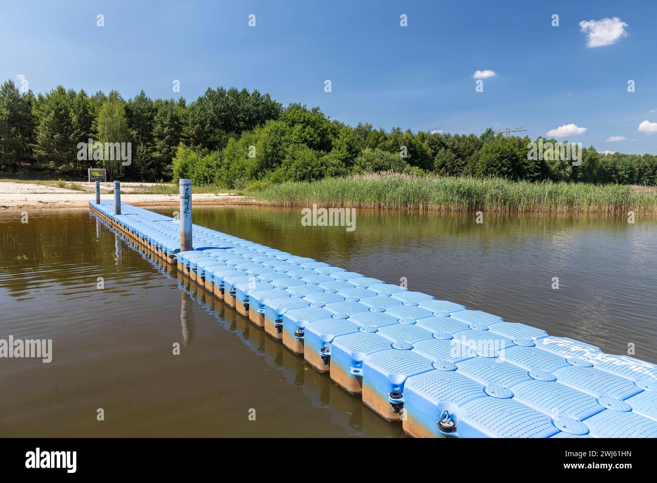 Pontonsteg am Badestrand vom Dreiweiberner See, Lausitzer Seeland ...