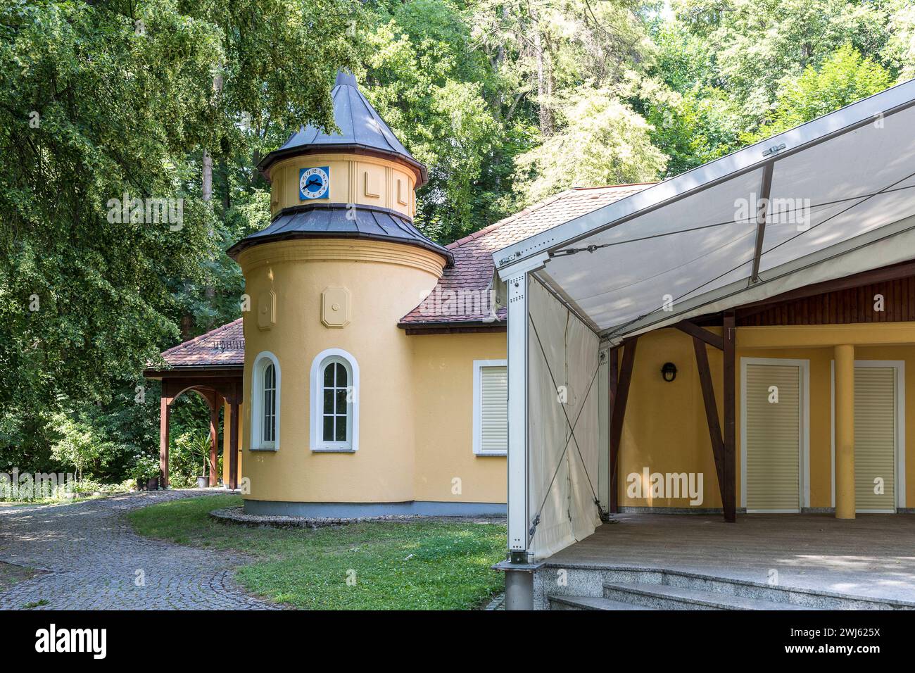 Restaurant Spreeschlößchen mit Bühne im Volkspark auf der Spreeinsel in