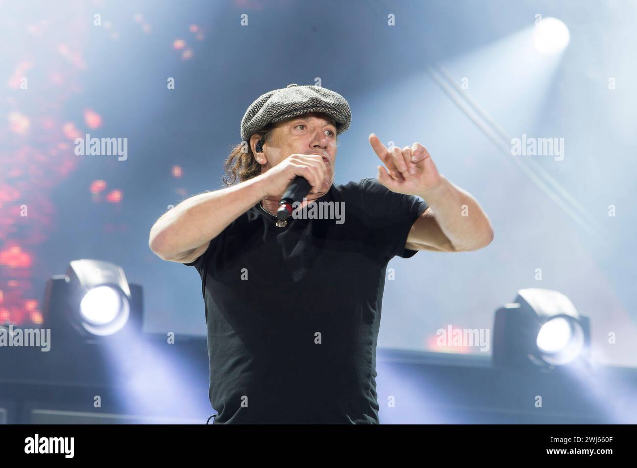 Die australische Rockband AC/DC mit Sänger Brian Johnson 67, mit Mütze ...