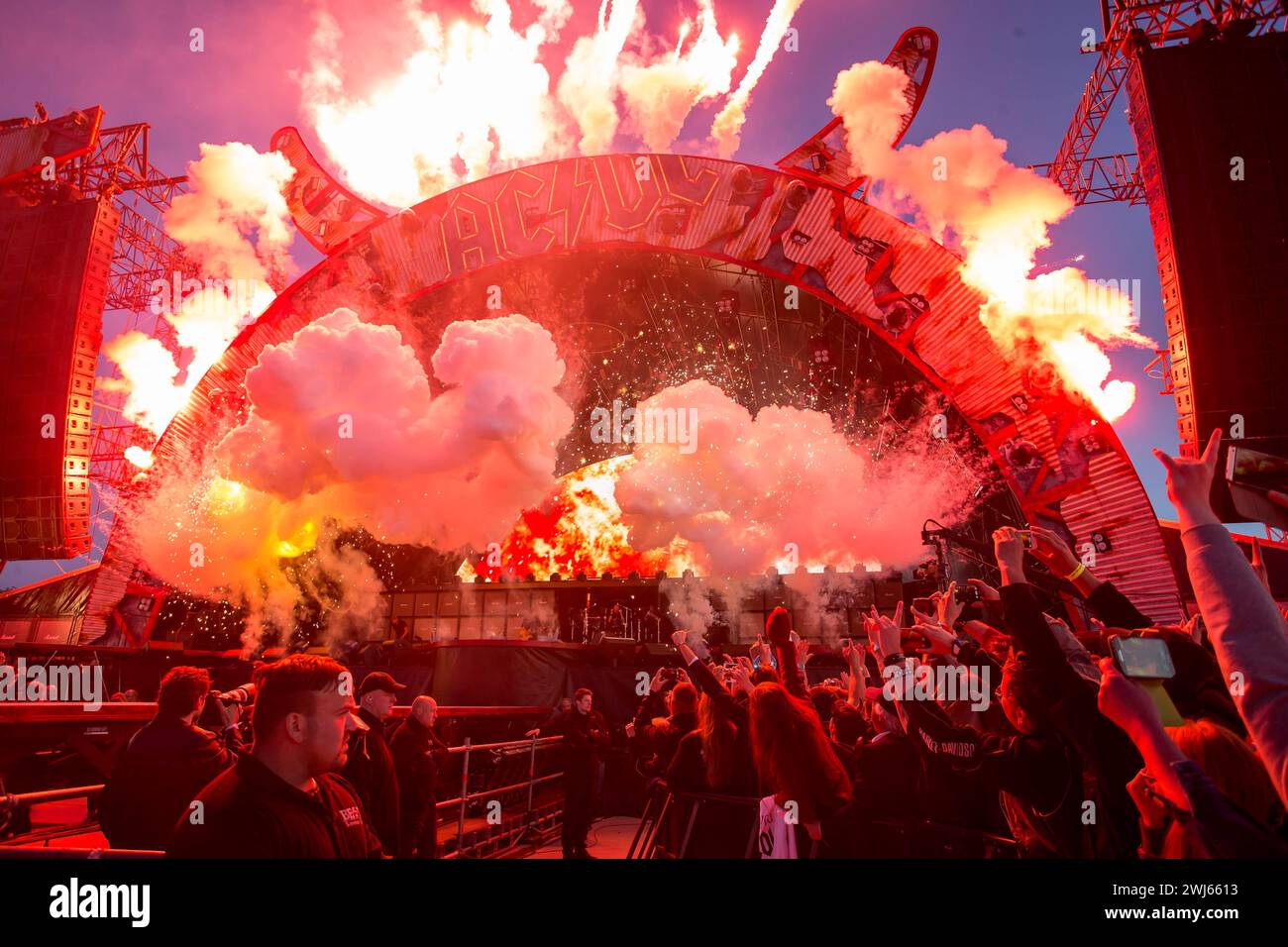 Die australische Rockband AC/DC mit Sänger Brian Johnson 67, mit Mütze ...
