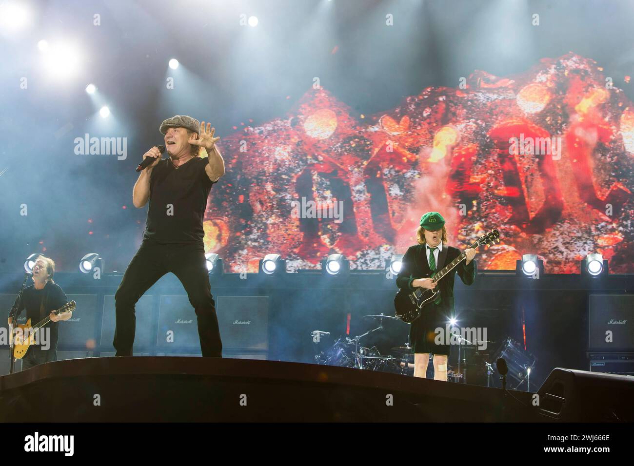 Die australische Rockband AC/DC mit Sänger Brian Johnson 67, mit Mütze ...