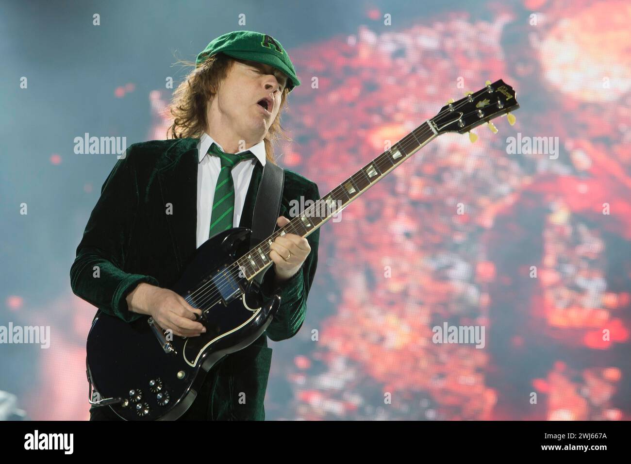 Die australische Rockband AC/DC mit Sänger Brian Johnson 67, mit Mütze und Gitarrist Angus Young