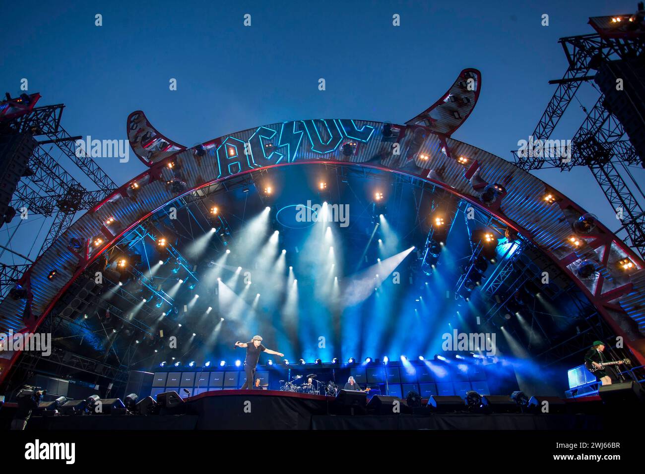 Die australische Rockband AC/DC mit Sänger Brian Johnson 67, mit Mütze ...