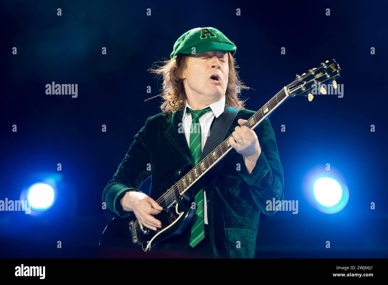 Die australische Rockband AC/DC mit Sänger Brian Johnson 67, mit Mütze ...