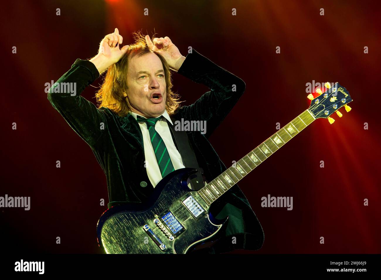 Die australische Rockband AC/DC mit Sänger Brian Johnson 67, mit Mütze ...