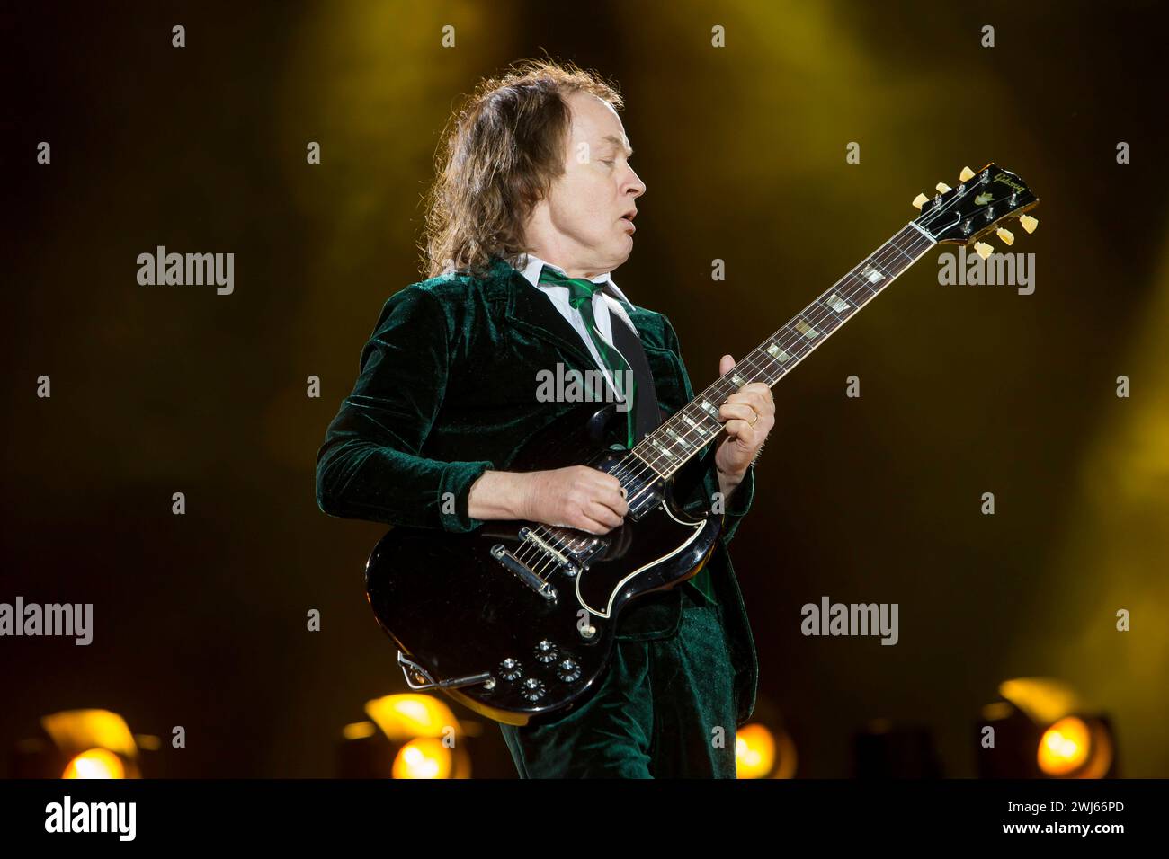 Die australische Rockband AC/DC mit Sänger Brian Johnson 67, mit Mütze ...