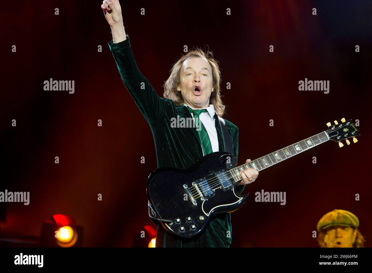 Die australische Rockband AC/DC mit Sänger Brian Johnson 67, mit Mütze ...