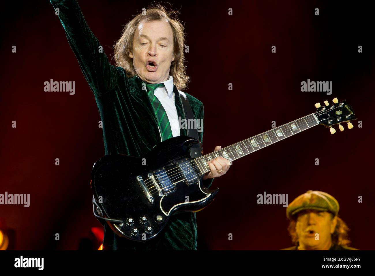 Die australische Rockband AC/DC mit Sänger Brian Johnson 67, mit Mütze ...