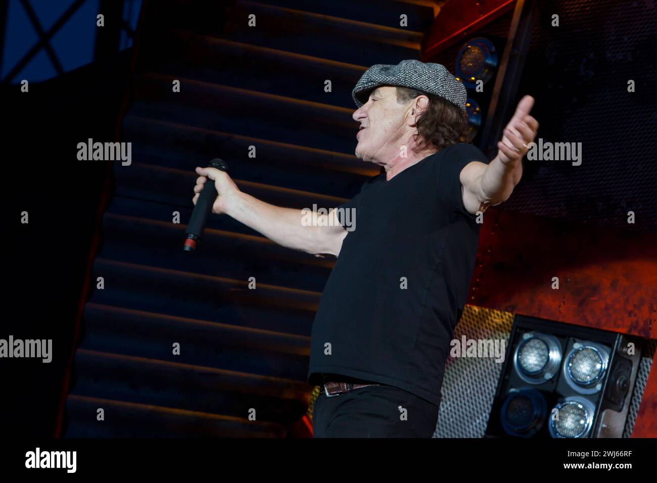 Die australische Rockband AC/DC mit Sänger Brian Johnson 67, mit Mütze ...