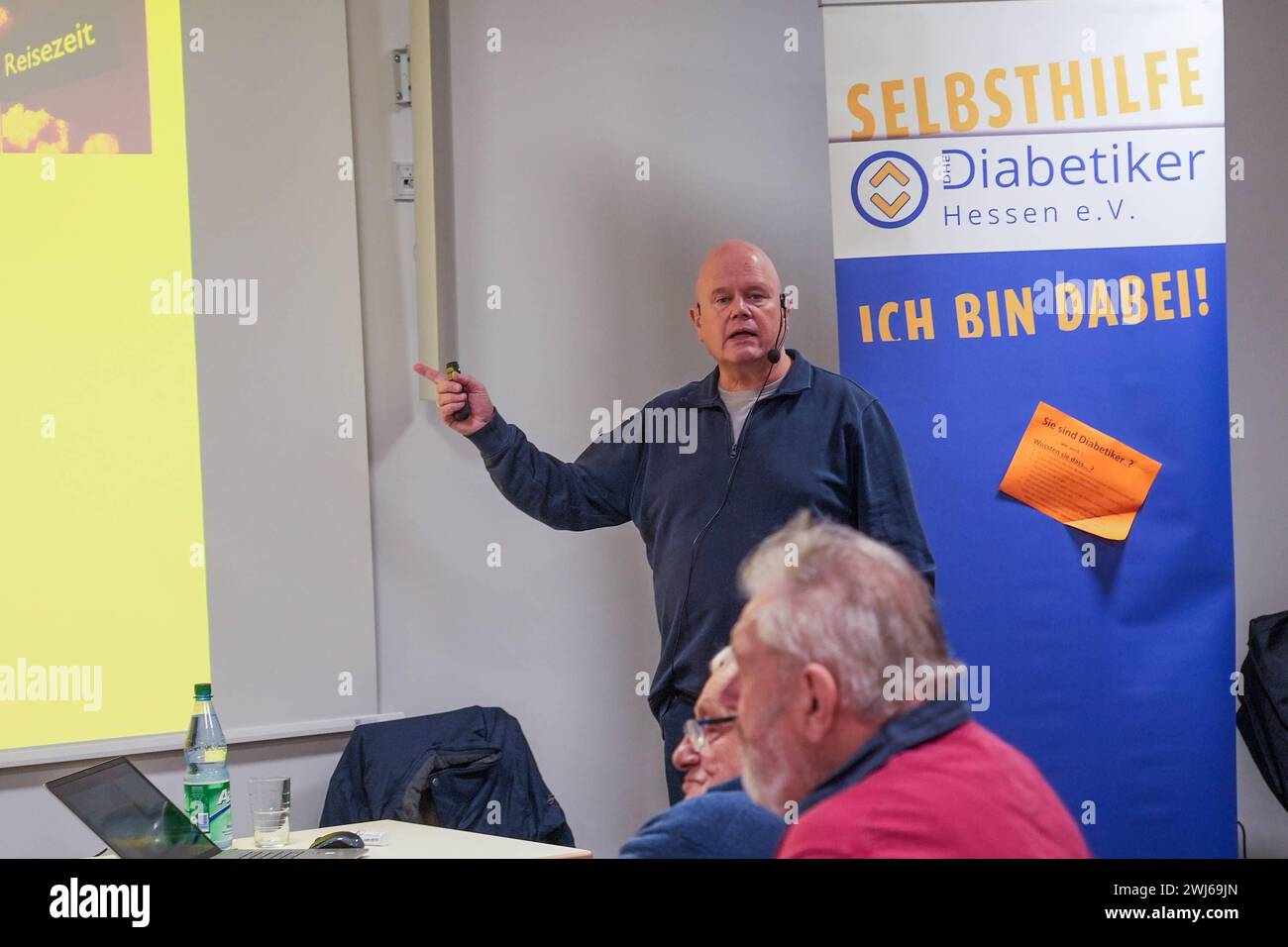 Dr. Holger Arndt bei seinem Vortrag - Gross-Gerau 12.02.2024: Vortrag Selbsthilfegruppe Diabetes *** Dr. Holger Arndt during his lecture Gross Gerau 12 02 2024 Lecture Diabetes self-help group Stock Photo