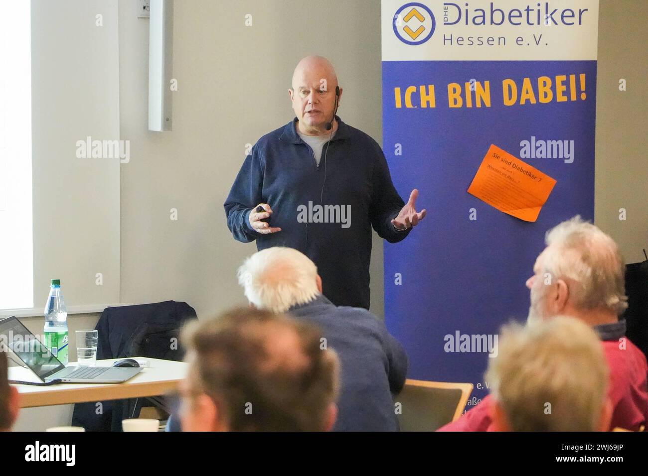 Dr. Holger Arndt bei seinem Vortrag - Gross-Gerau 12.02.2024: Vortrag Selbsthilfegruppe Diabetes *** Dr. Holger Arndt during his lecture Gross Gerau 12 02 2024 Lecture Diabetes self-help group Stock Photo