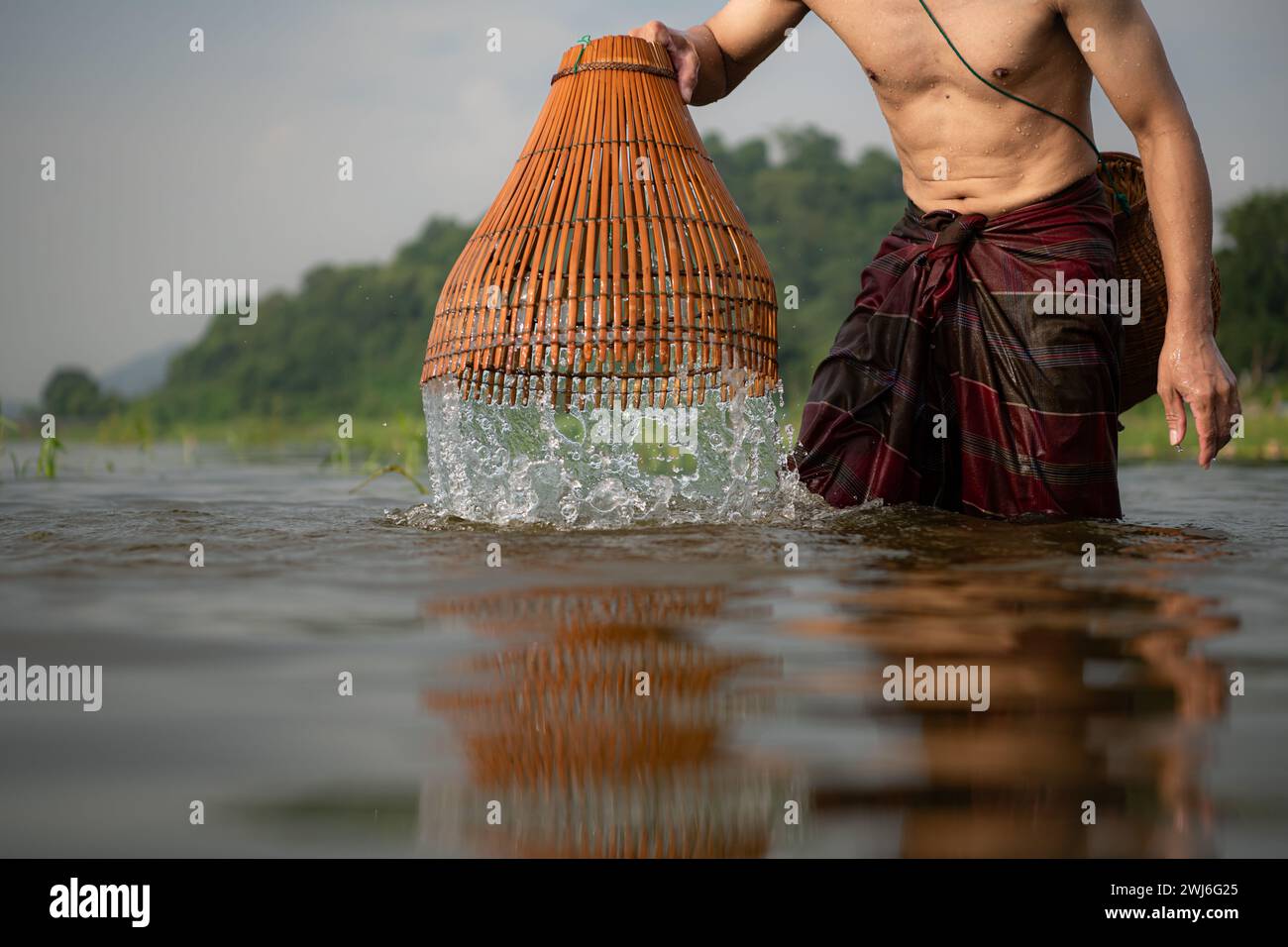 https://c8.alamy.com/comp/2WJ6G25/fisherman-using-traditional-fishing-gear-to-catch-fish-for-cooking-rural-thailand-living-life-concept-2WJ6G25.jpg