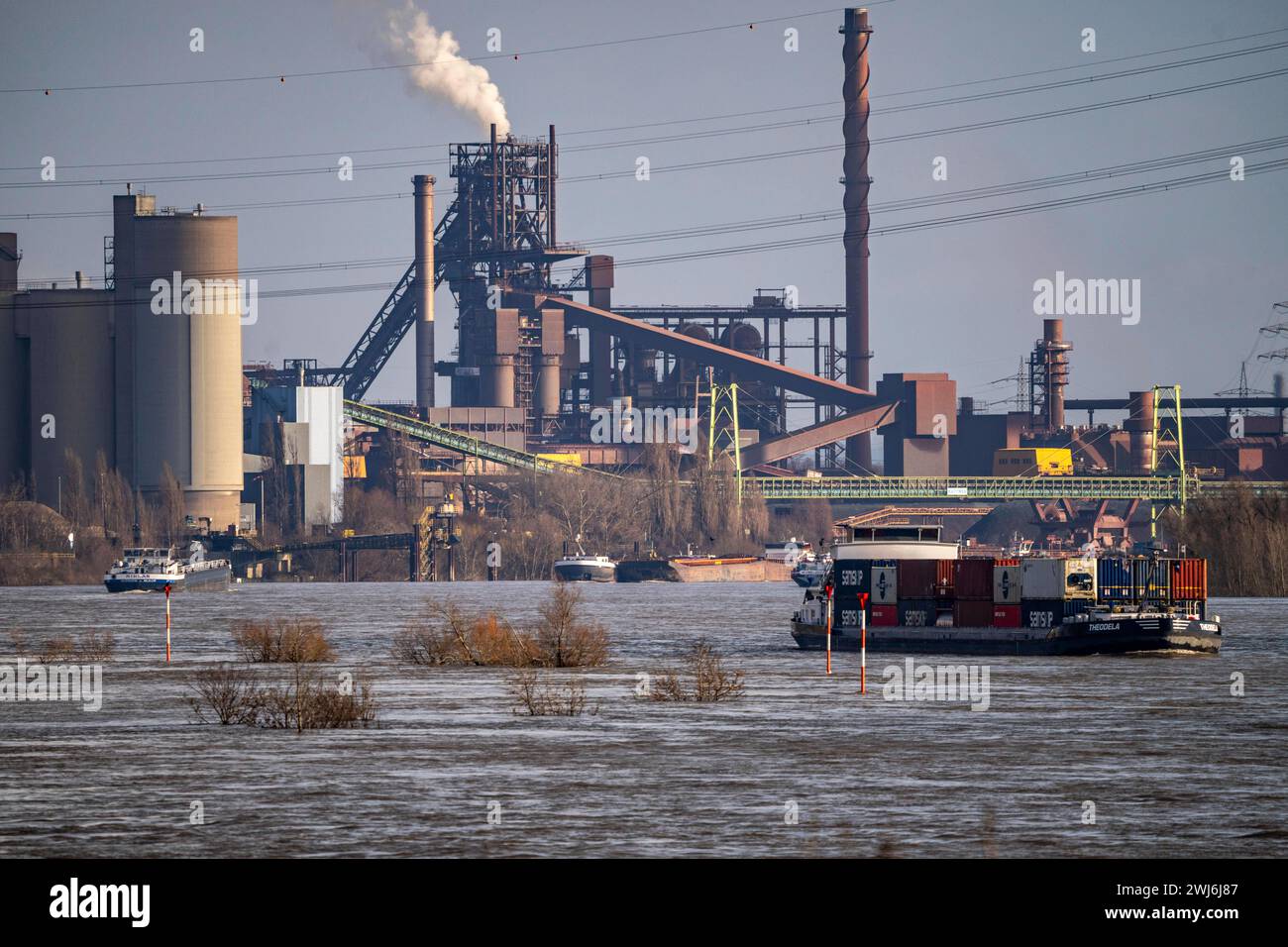 Der Rhein bei Duisburg, Frachtschiffe, Kulisse des ThyssenKrupp Steel ...