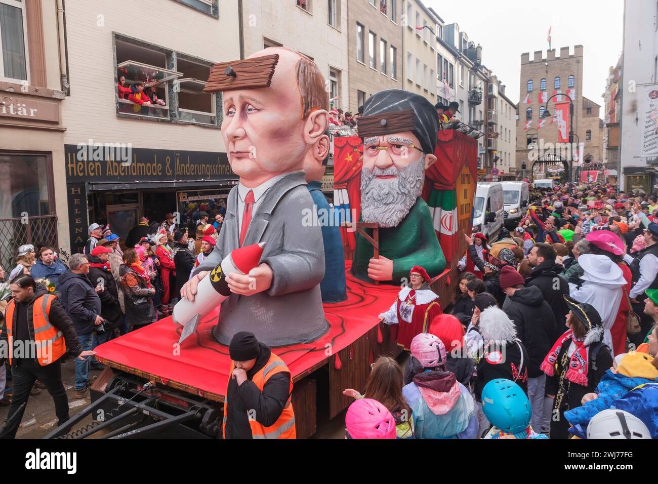 Karneval, Rosenmontag in Köln. Ein Wagen mit dem russischen Präsidenten Wladimir Putin mit einer Rakete in der Hand und einem Brett vor dem Kopf, hint Stock Photo