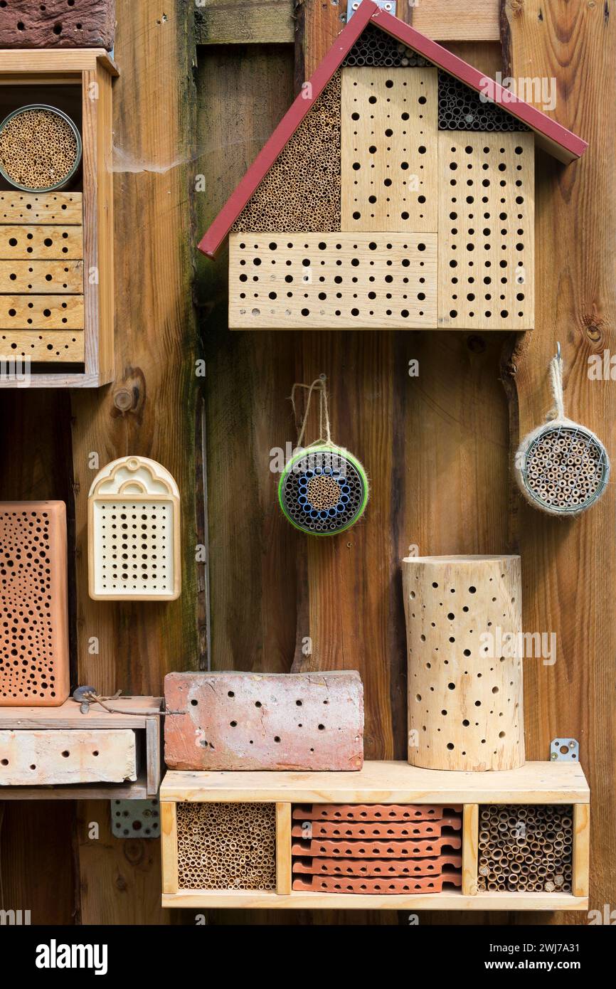 Wildbienen-Nisthilfen an Hausfassade, Fassade unter einem Dachvorsprung, verschiedene Angebote, Wildbienen-Nisthilfen, Wildbienen-Nisthilfe selbermach Stock Photo