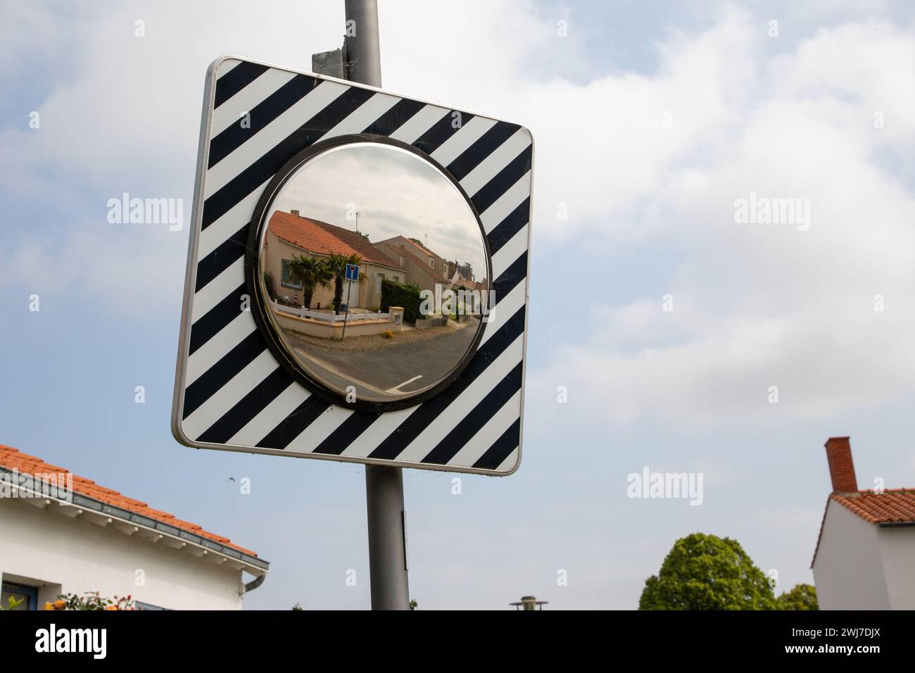 KATSU Convex Traffic Mirror 80cm 180 Degree Curved Wide Angle Mirror For Road Shop Garage Safety