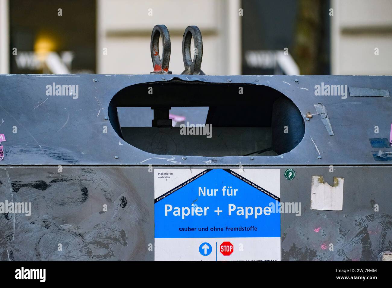 Düsseldorf 13.02.2024 Recycling Müll Abfall Wohlstandsmüll Wohlstandsgesellschaft Verpackung Verpackungsmüll Altpapier Papier Container Papiercontainer Karton Paket Papiermangel Online-Shopping Amazonsteuer Düsseldorf Nordrhein-Westfalen Deutschland *** Düsseldorf 13 02 2024 recycling waste waste prosperity waste prosperity society packaging packaging waste paper container paper container cardboard package paper shortage online shopping Amazon tax Düsseldorf North Rhine-Westphalia Germany Stock Photo