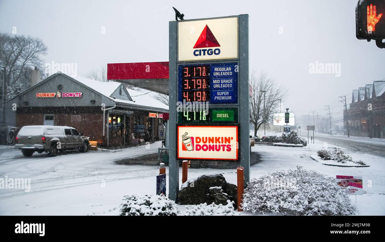 NORWALK, CT, USA - FEBRUARY 13, 2024: Citgo gas station with coffee shop during  snowstorm in February 2024 on East Coast. Stock Photo