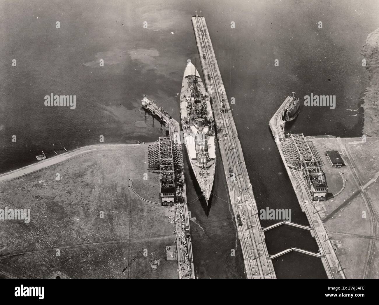 Aerial view of HMS Hood entering Gatun Locks, Panama Canal Zone, 1924 Stock Photo