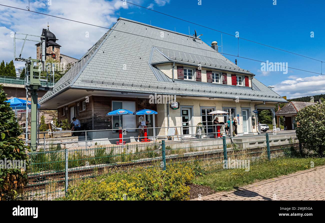 Der Bahnhof Schluchsee mit dem Bahnhofsrestaurant 'Seestation' im Hochschwarzwald. (Schluchsee, Deutschland, 16.07.2023) Stock Photo