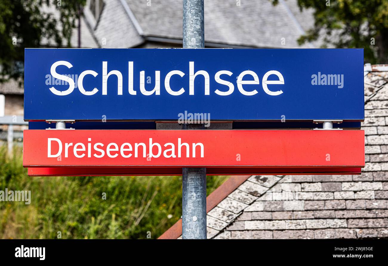 Schild des Bahnhof Schluchsee und der Dreiseenbahn. (Schluchsee, Deutschland, 16.07.2023) Stock Photo