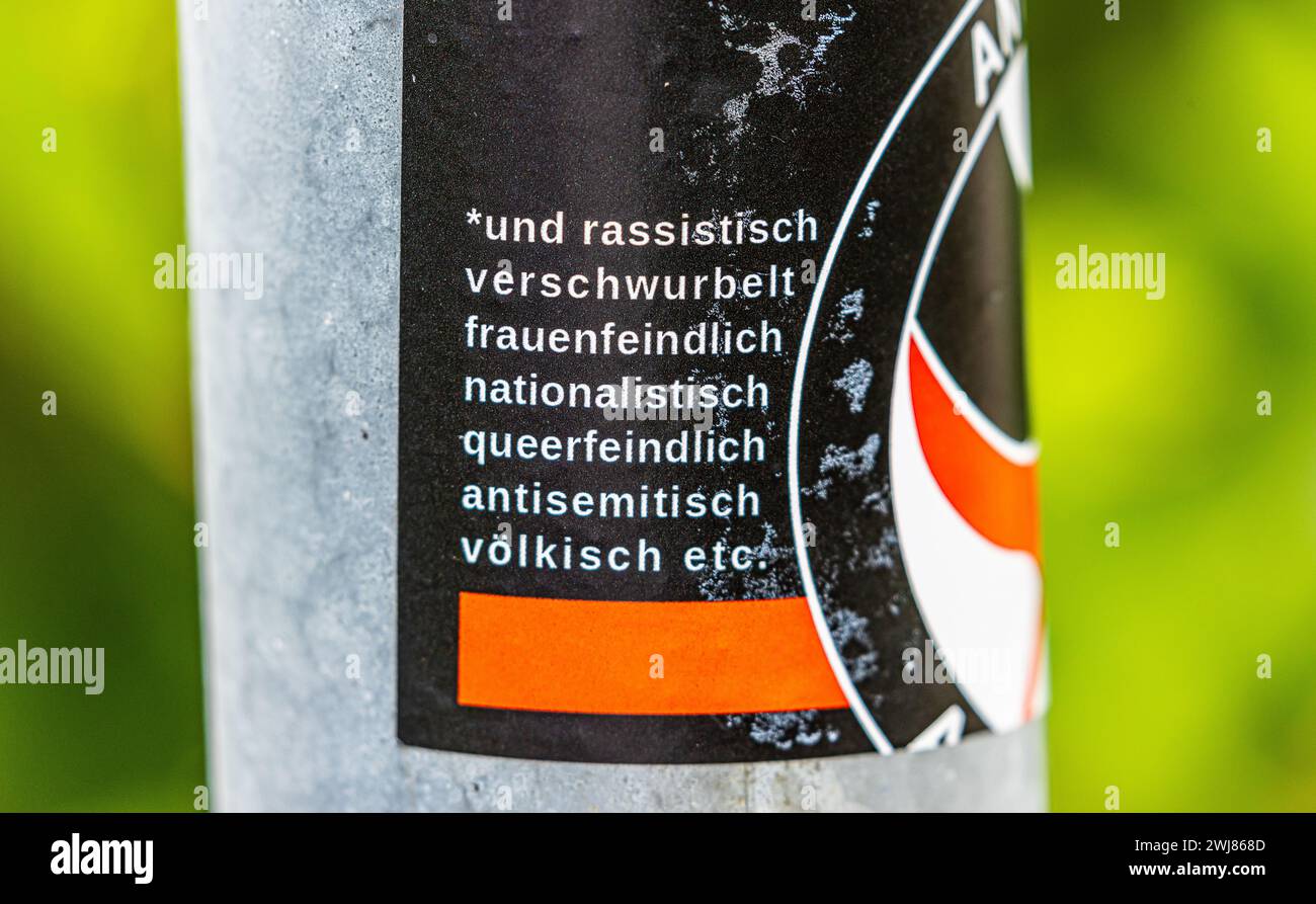Ein Kleber der Antifa gibt die Meinung über den politischen Gegner wieder. (Schluchsee, Deutschland, 16.07.2023) Stock Photo