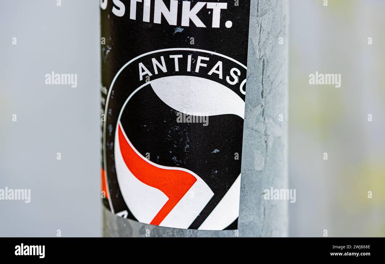 Ein Kleber der Antifa gibt die Meinung über den politischen Gegner wieder. (Schluchsee, Deutschland, 16.07.2023) Stock Photo