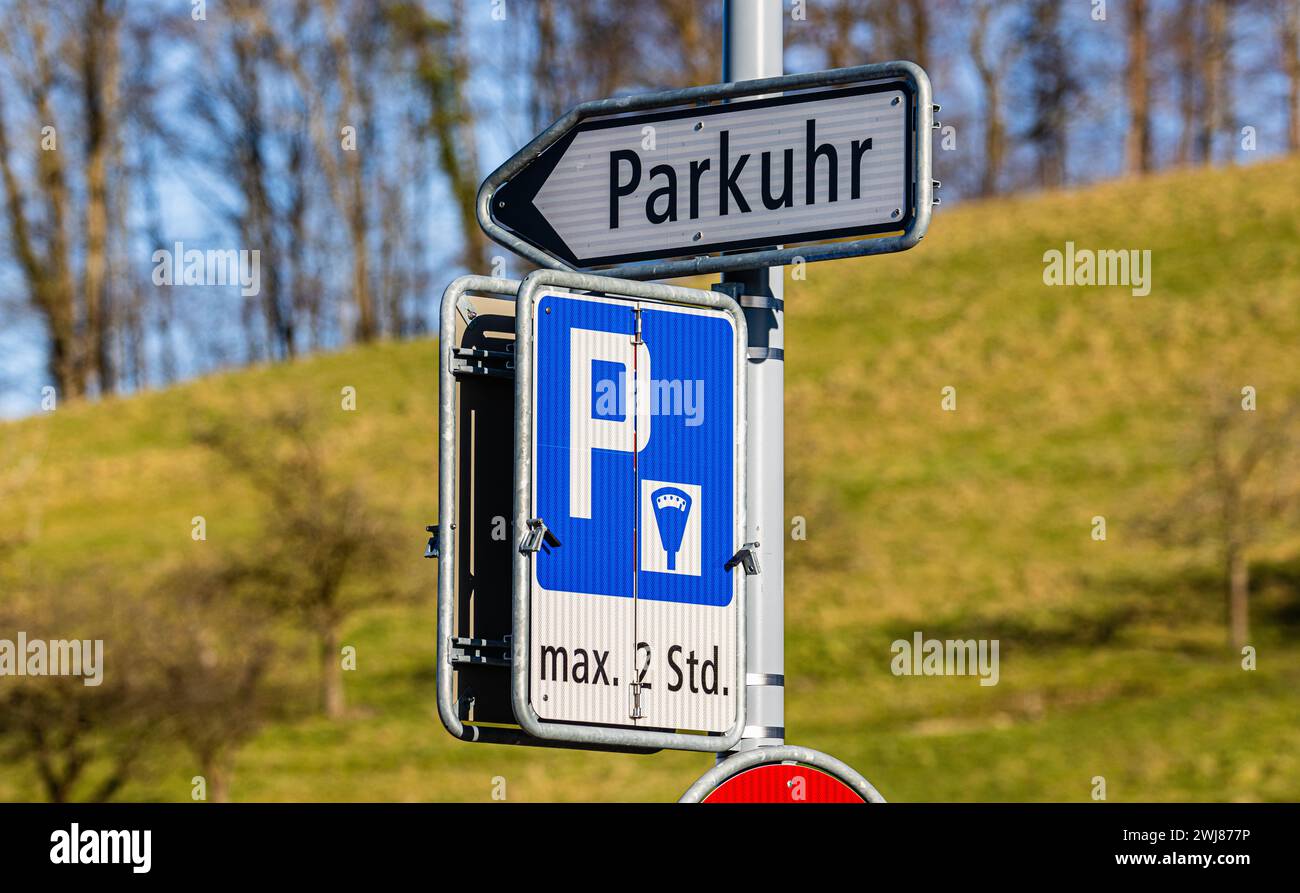 Ein Wegweiser zeigt wo sich die Parkuhr befindet, damit man am Rheinfall maximal zwei Stunden parkieren kann. (Laufen-Uhwiesen, Schweiz, 03.02.2024) Stock Photo