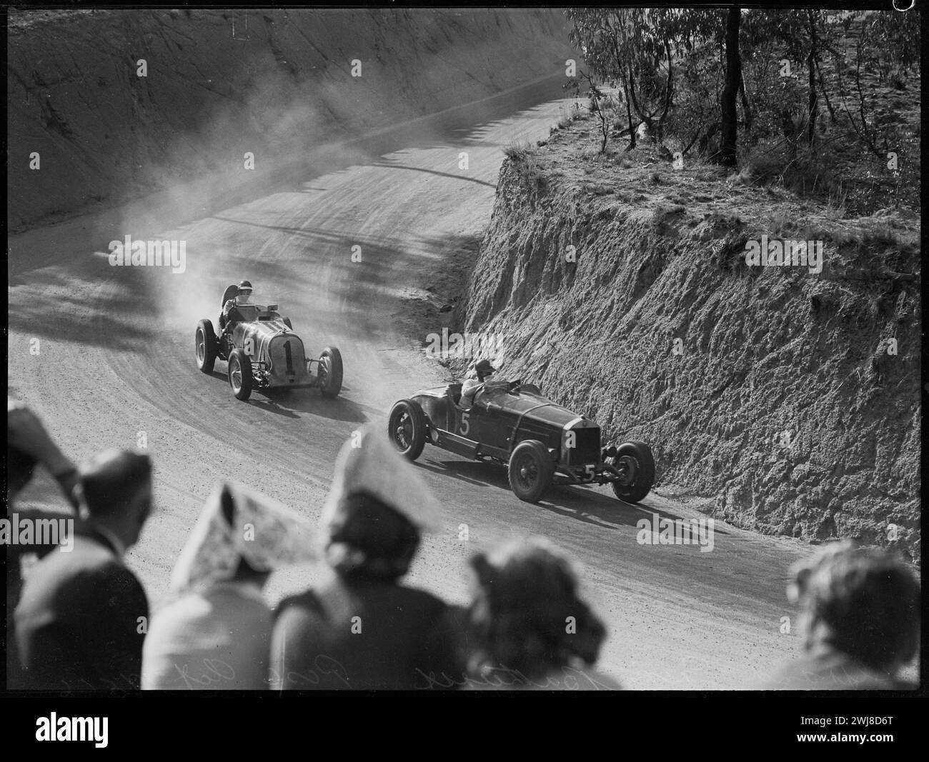 Racing cars, Grand Prix Bathurst, October 1946. Ted Gray in his Alfa Romeo Ford in front of Frank Kleinig in a Hudson Eight Special, Grand Prix Bathurst, Australia October 1946 Stock Photo