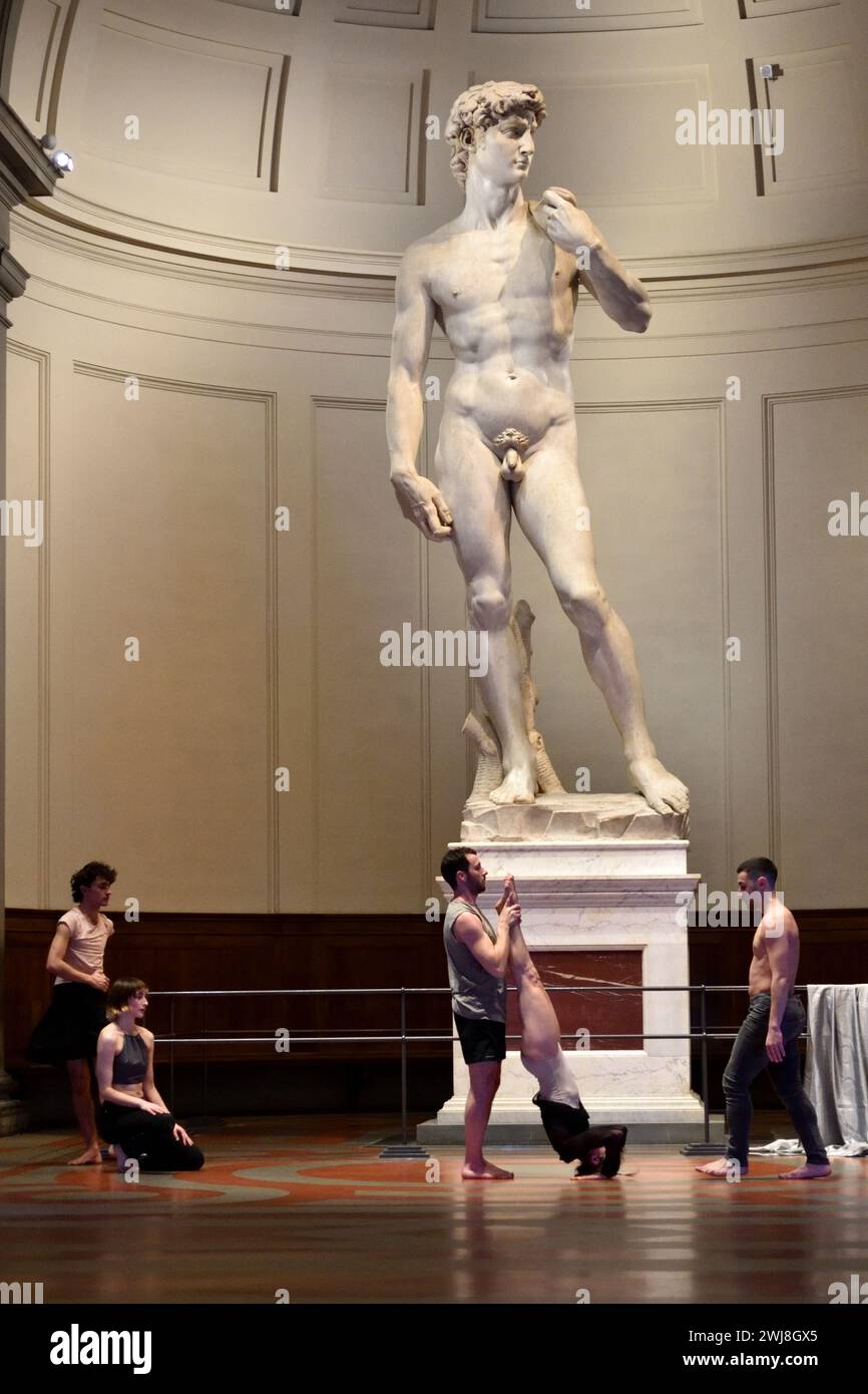 KINKALERI performance AcrossKissKissYou alla Galleria dell'Accademia di Firenze Stock Photo