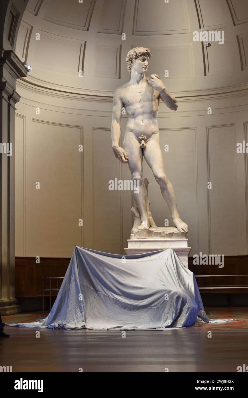 KINKALERI performance AcrossKissKissYou alla Galleria dell'Accademia di Firenze Stock Photo