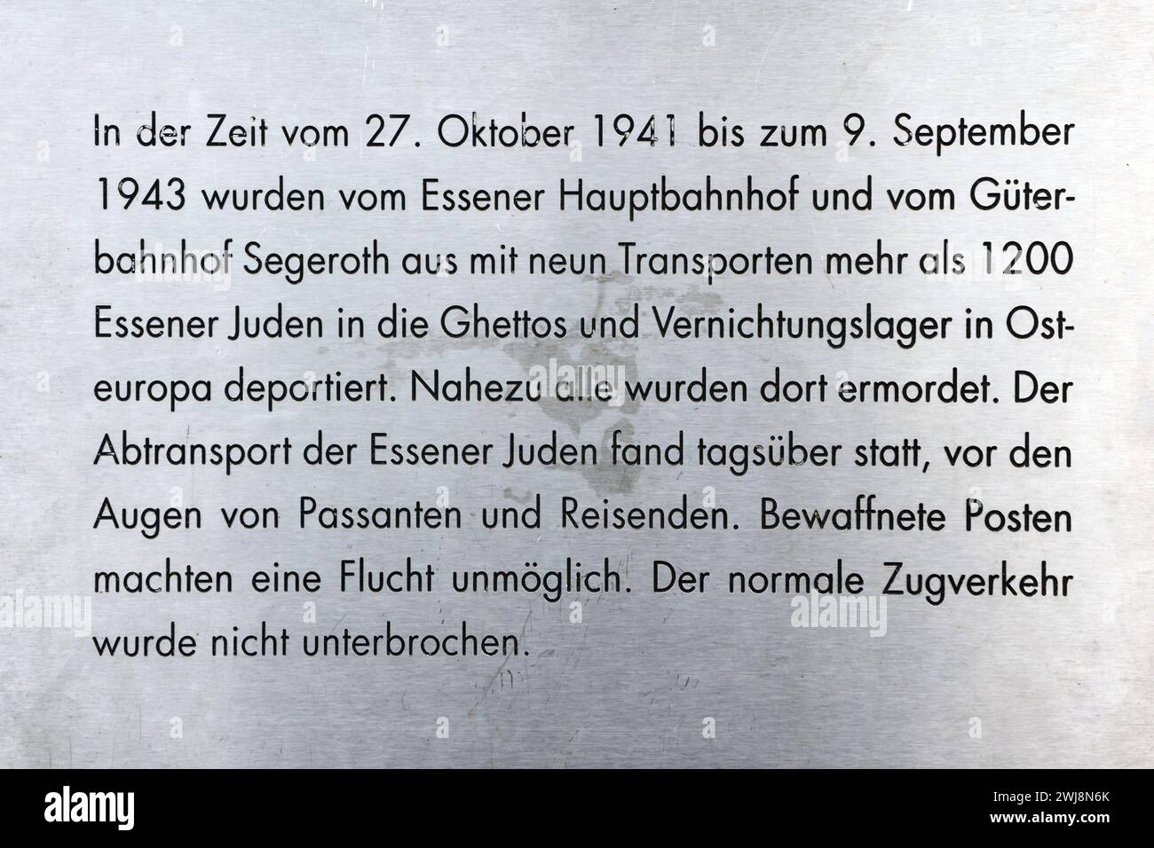 Erinnerung an den judenmord am zugang zum essener hauptbahnhof befindet
