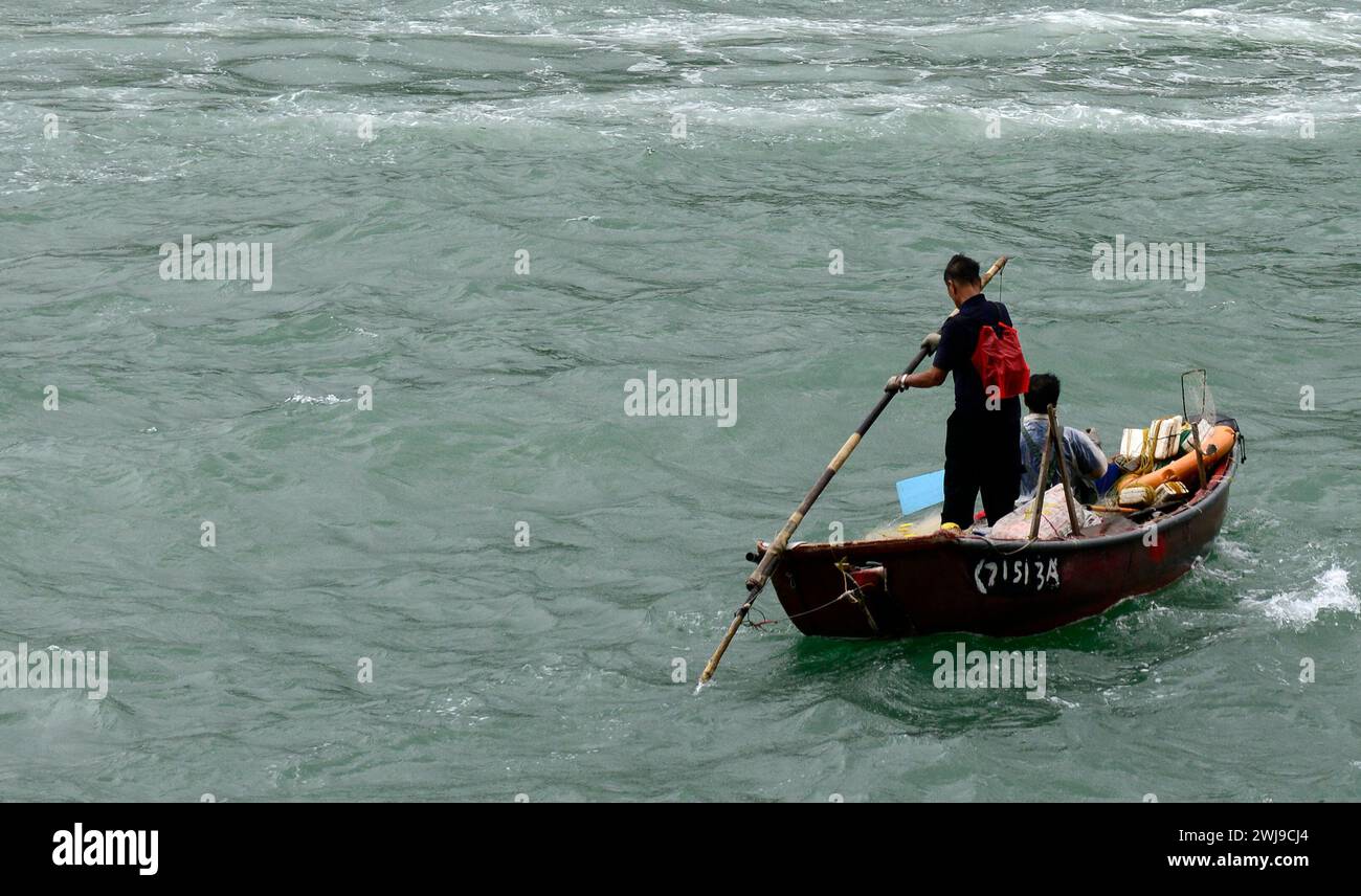 Chinese fishing boat hi-res stock photography and images - Alamy