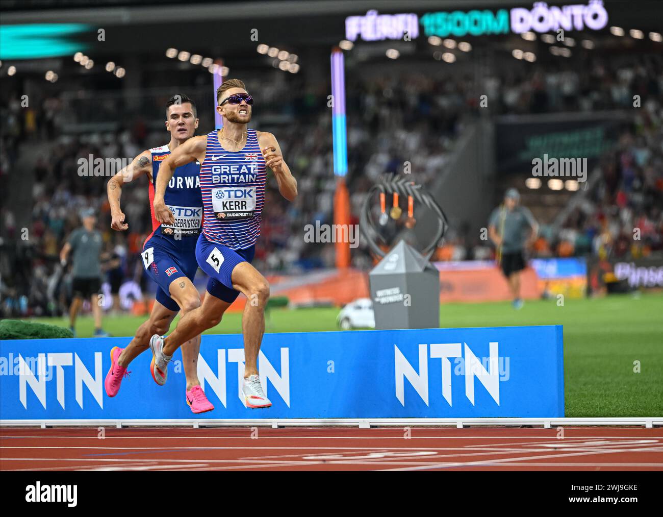 Josh KERR winning in the 1500 meters at the World Athletics