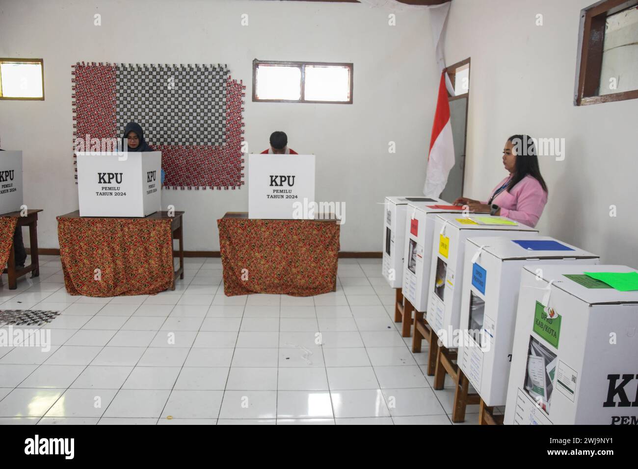 February 14 2024 Bandung West Java Indonesia Residents Cast Their   February 14 2024 Bandung West Java Indonesia Residents Cast Their Votes In The 2024 Indonesian Election In Lio Genteng Bandung The Polling Place Made Decorations With Recycled Plastic Waste To Welcome The 2024 Election Credit Image Dimas Rachmatsyahzuma Press Wire Editorial Usage Only! Not For Commercial Usage! 2WJ9NY1 