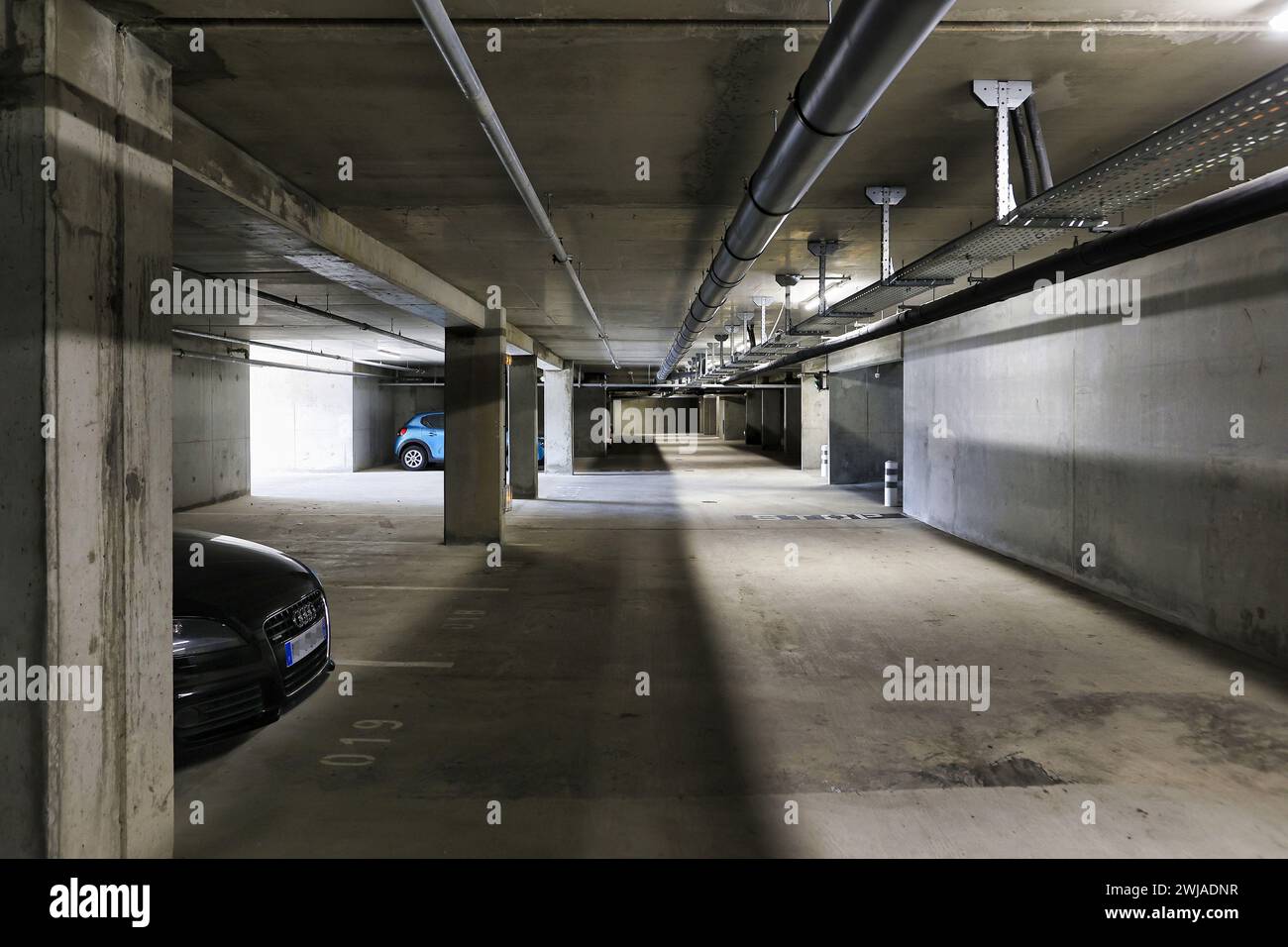 Bordeaux (south-western France): inventory of fixtures before the estate agent hands over the keys to a tenant or owner. Underground parking lot nearl Stock Photo