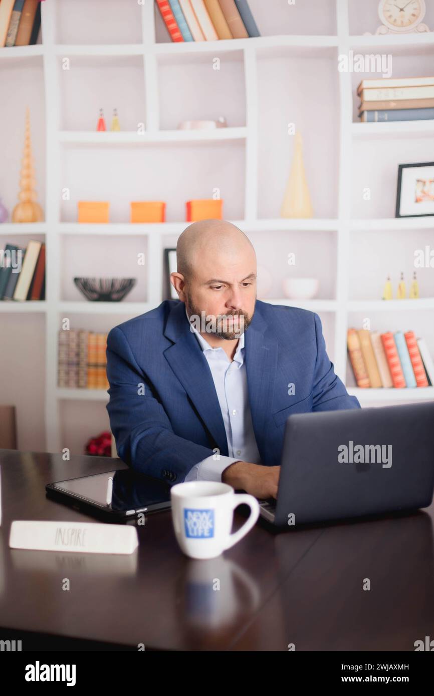 Businessperson in formal attire hi-res stock photography and images - Alamy
