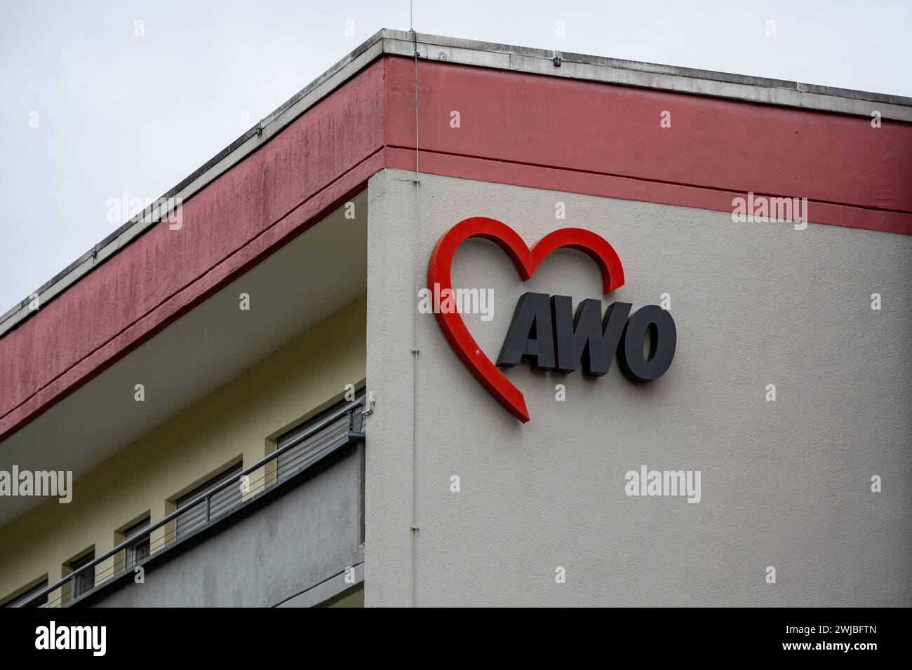 AWO-Logo an der Fassade eines Pflegeheims 14.02.24, Diez: Symbolfoto ...