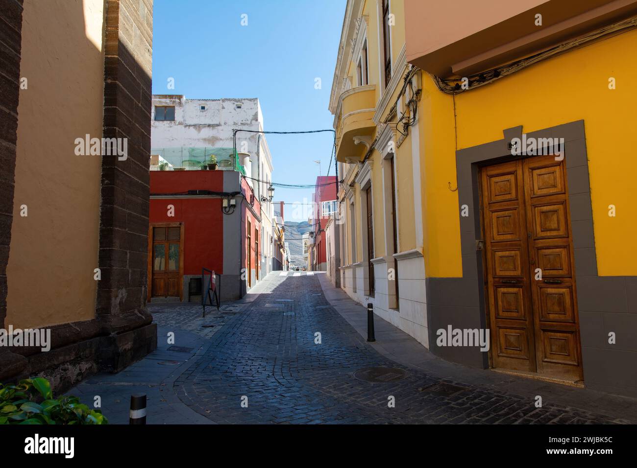 A street with houses in the old town of Galdar on the Canary Island of Gran Canaria in Spain Stock Photo