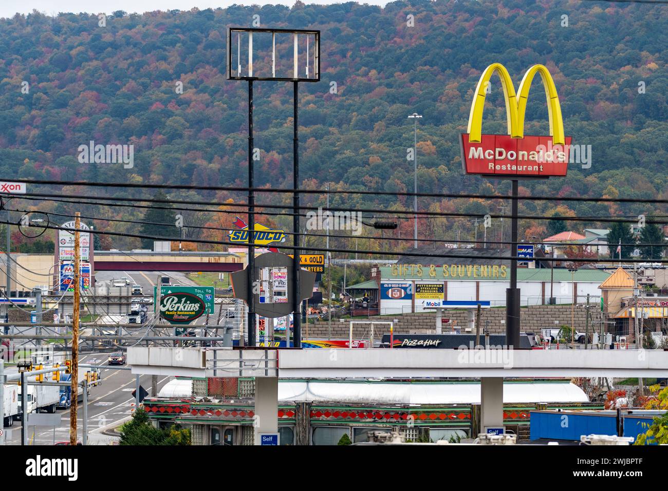 Breezewood, Pennsylvania - October 20, 2023: View down the unusal I-70 Pennsylvania turnpike interchange, routes traffic through gas stations, fast fo Stock Photo