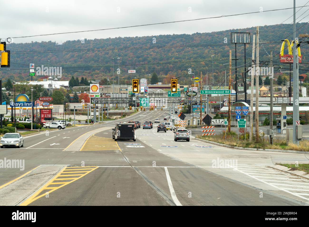 Breezewood, Pennsylvania - October 20, 2023: View down the unusal I-70 Pennsylvania turnpike interchange, routes traffic through gas stations, fast fo Stock Photo