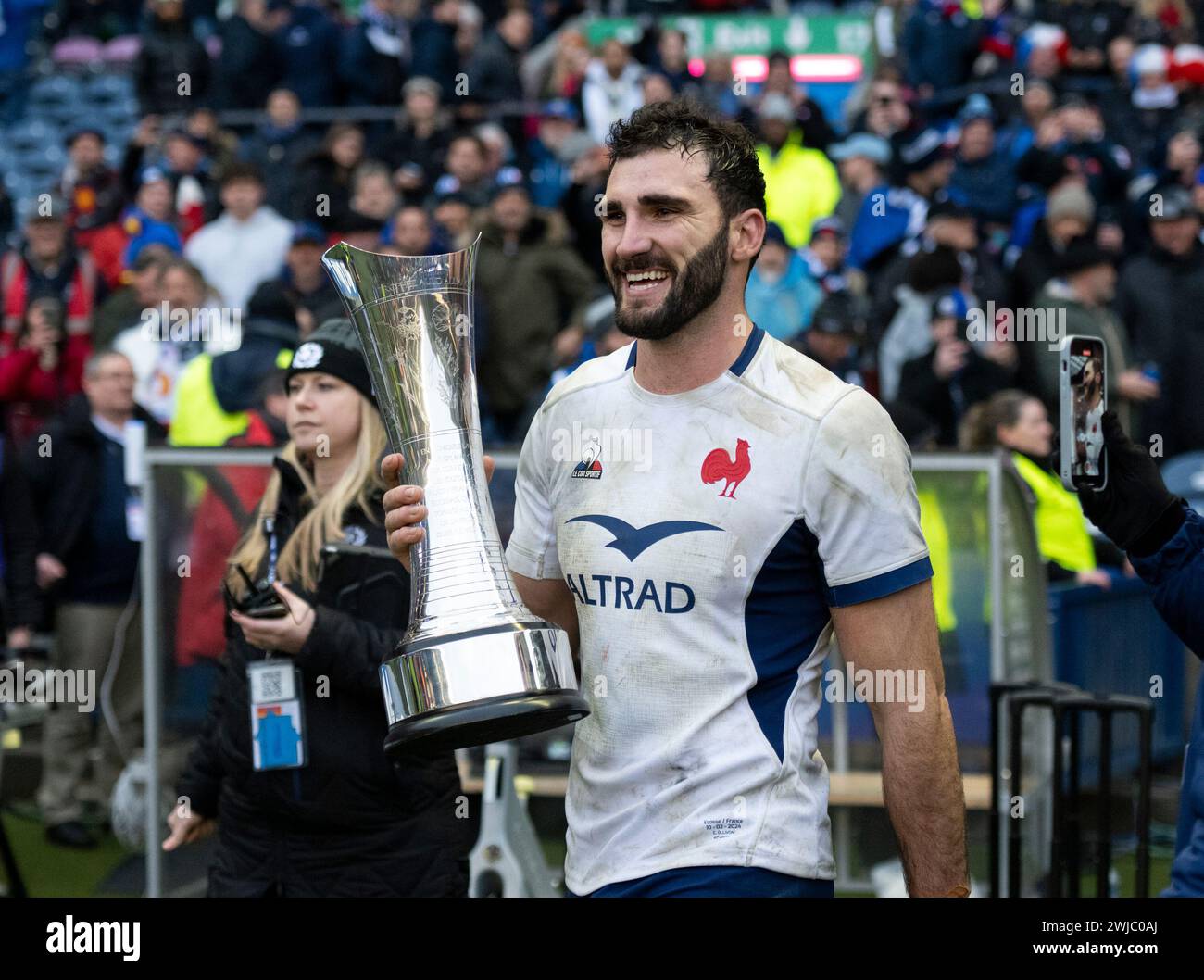 2024 6 Nations Championship - Scotland v France 10/02/2024 France Outside flanker, Charles Ollivon, with the trophy after France beat Scotland 20-16 i Stock Photo