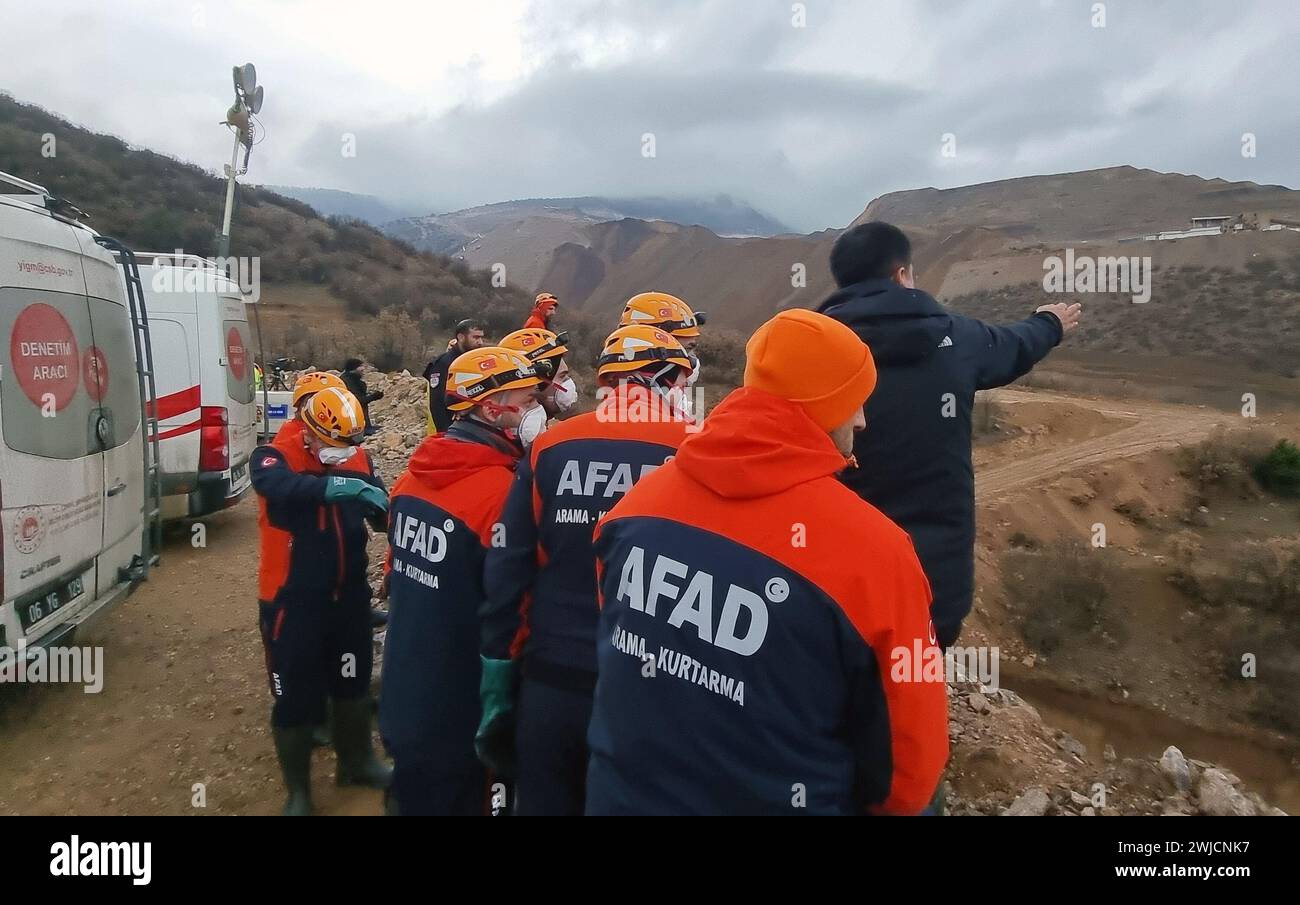 Ilic, T?Rkiye. 14th Feb, 2024. Search and rescue team members work at the site of a landslide in a gold mine area in the Ilic district of Erzincan Province, T¨¹rkiye, on Feb. 14, 2024. Search and rescue operations are underway to reach nine workers trapped underground after landslide hit a dump-leaching area of a gold mine in eastern T¨¹rkiye from Tuesday. Credit: Mustafa Kaya/Xinhua/Alamy Live News Stock Photo