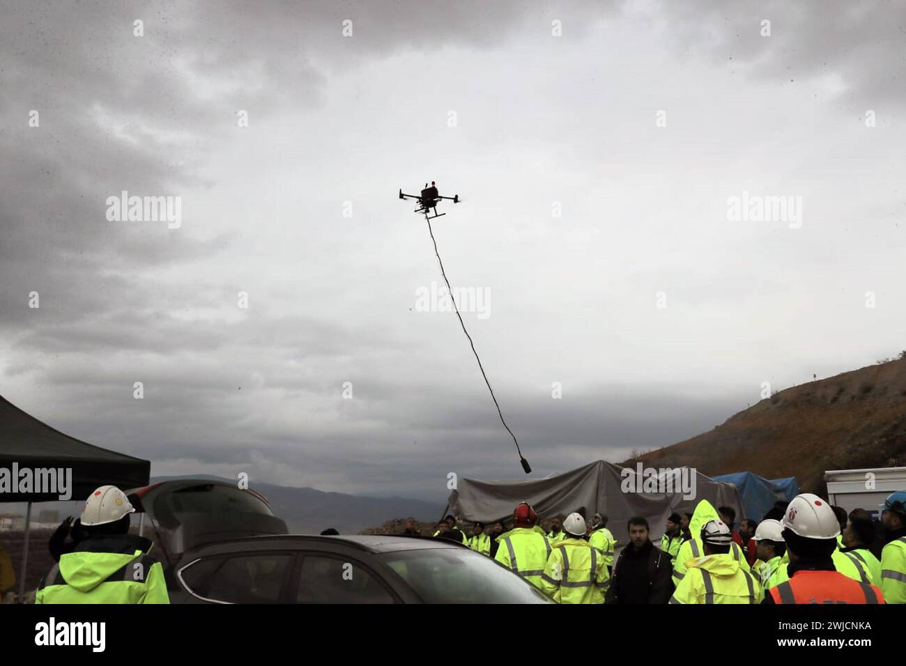 Ilic, T?Rkiye. 14th Feb, 2024. Search and rescue team members work at the site of a landslide in a gold mine area in the Ilic district of Erzincan Province, T¨¹rkiye, on Feb. 14, 2024. Search and rescue operations are underway to reach nine workers trapped underground after landslide hit a dump-leaching area of a gold mine in eastern T¨¹rkiye from Tuesday. Credit: Mustafa Kaya/Xinhua/Alamy Live News Stock Photo