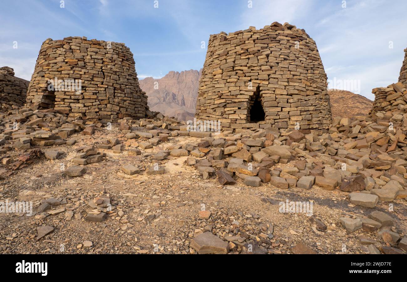 Wadi Al Aya Beehive Tombs, with the Jebel Misht mountain in the background, Oman Stock Photo